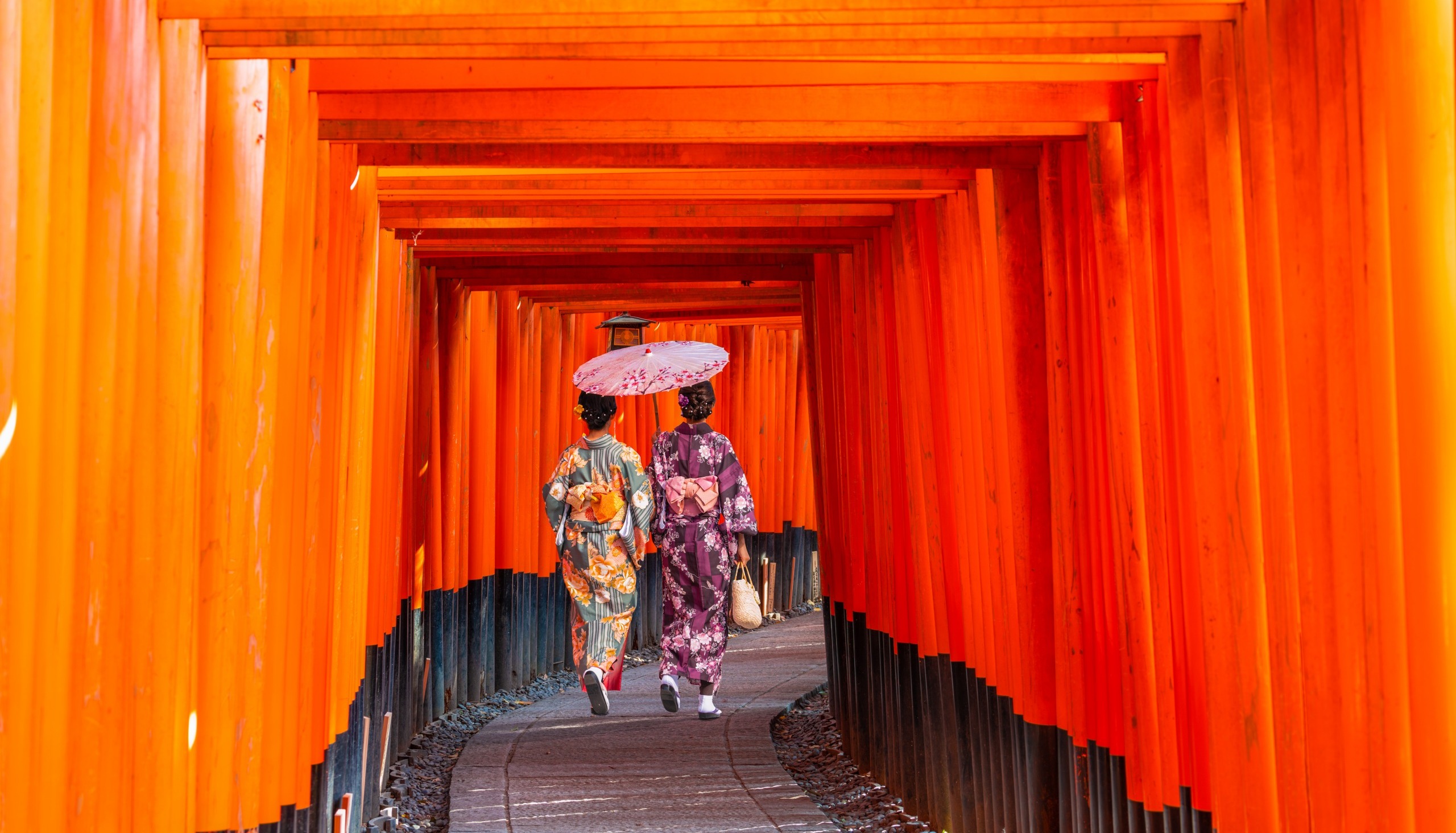 25-865-women_traditional_japanese_kimonos_walking_fushimi_inari_shrine_kyoto_japan (1)